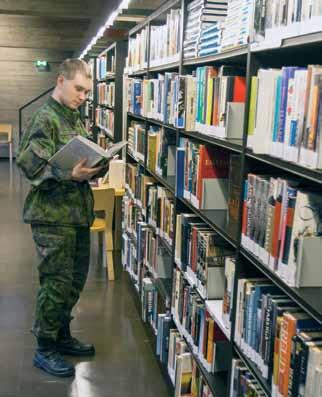Sotilaskodissa on kirjasto, jossa voit käydä lukemassa uusimmat viikkolehdet ja lainata kirjoja.