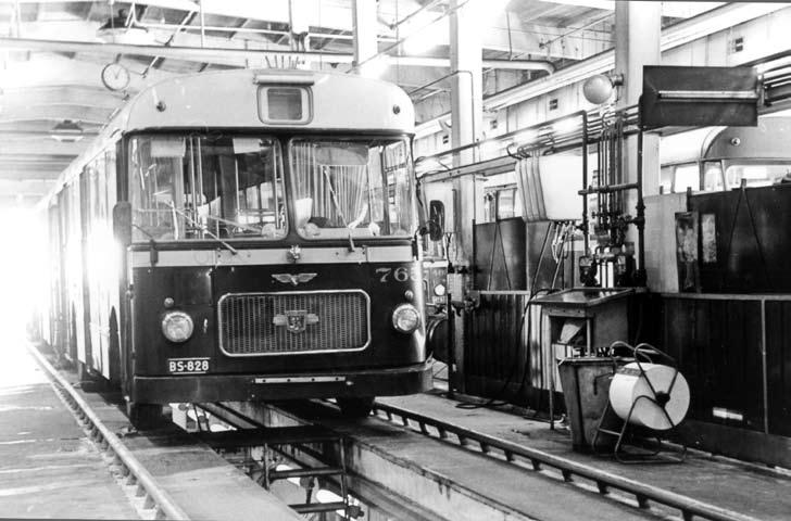 Leyland HKL 765 Ruskeasuon pikahuoltopaikalla. Kuva TuKL (P. Leinomäen kokoelma).