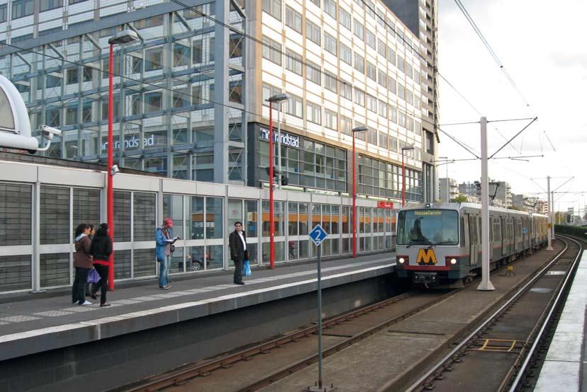 ROTTERDAMIN METRO 40 VUOTTA 1968-2008 Jouni Kiviniitty Kymmenen vuotta sitten Raition numerossa 3/1998 esiteltiin Amsterdamin joukkoliikennettä sanoin ja kuvin.