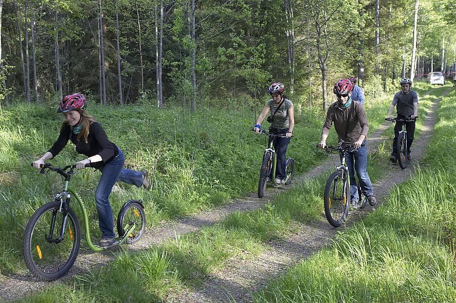 Luonnossa ulkoilun hyvinvointivaikutuksia Mieliala paranee kun viheralueilla käydään yli 5 h/kk tai maaseudun luontokohteilla 2-3 krt/ kk (Tyrväinen ym. 2007).