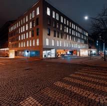 Kivenheiton päässä Senaatintorilta sijaitseva Helsingin yliopiston hallintorakennus koki täydellisen muodonmuutoksen SRV:n toteuttamassa mittavassa peruskorjauksessa, eikä tiloja