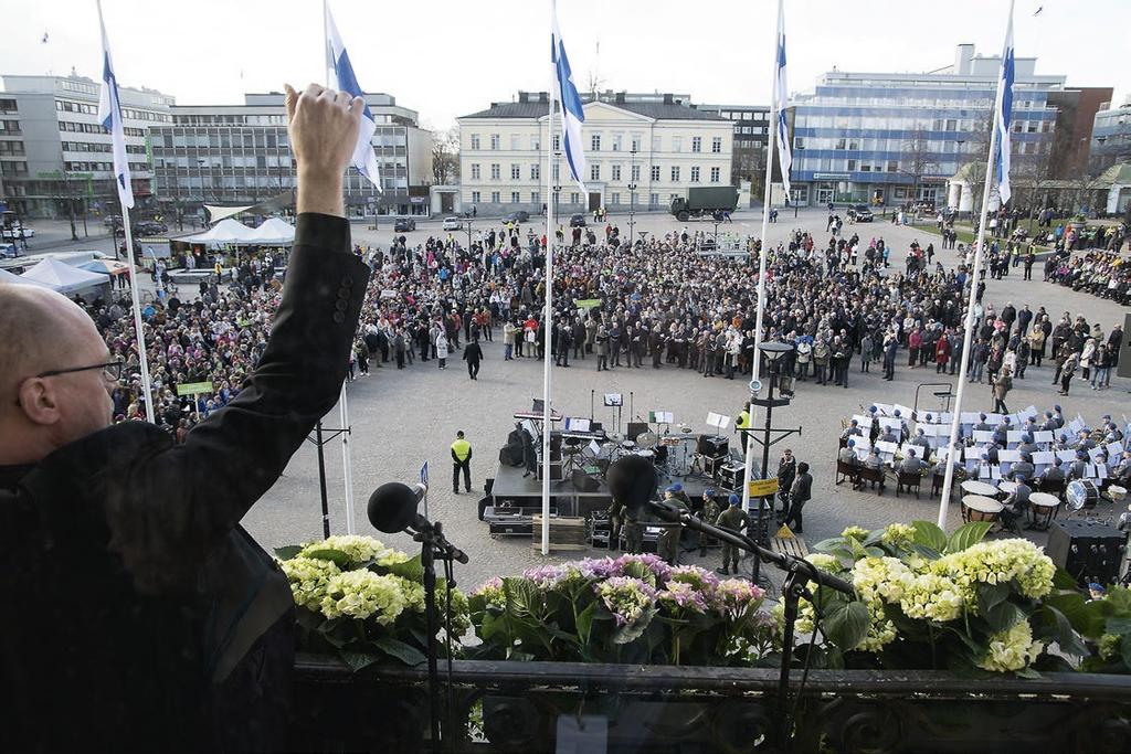 Tästä se lähtee! Sulasolin taiteellinen johtaja Timo Lehtovaara johti Laulu- ja soittojuhlan avausnumerona Jussi Chydeniuksen Suomenmaan.