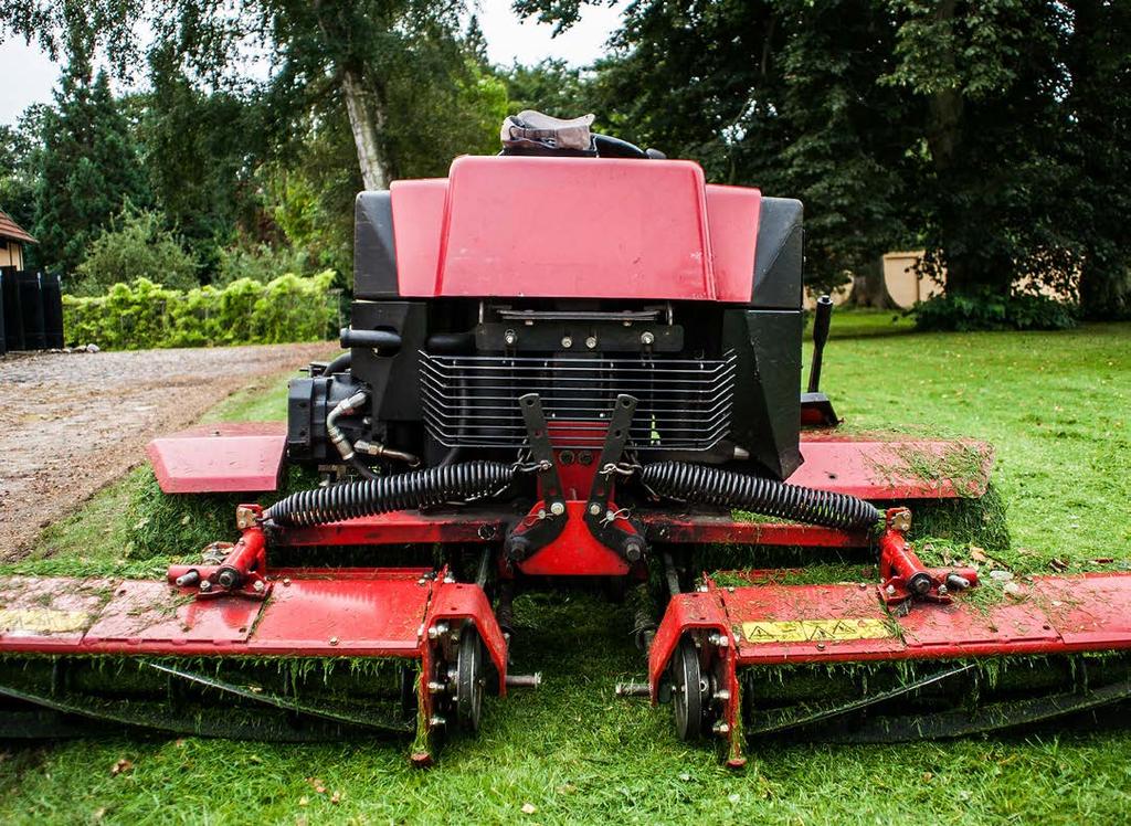 RUOHONLEIKKURIÖLJYT indeksi Ruohonleikkuriöljyt 40 C 100 C kg/m³15 C COC C C Univar Lawn Mower Oil 30 Moottoriöljy 4-tahtimoottoreihin ruohonleikkureissa ja muissa puutarhakoneissa.