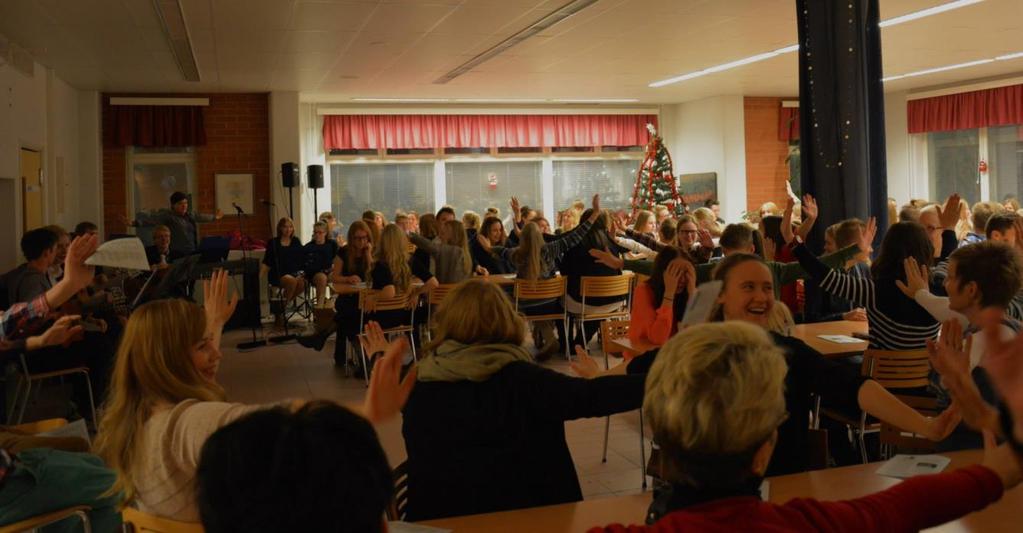 Lukion yöjoulujuhla aloitettiin yhteislauluilla Akustiikassa ravintola Triolissa lukion muusikoiden säestyksellä, seremoniamestarina toimi musiikinlehtori Hanna.