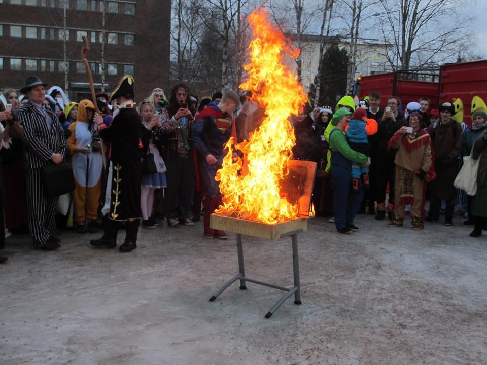 Penkkariajelun lopuksi jatkettiin vanhaa perinnettä ja poltettiin pulpetti vanhalla torilla. Siihen loppui koulunkäynti!