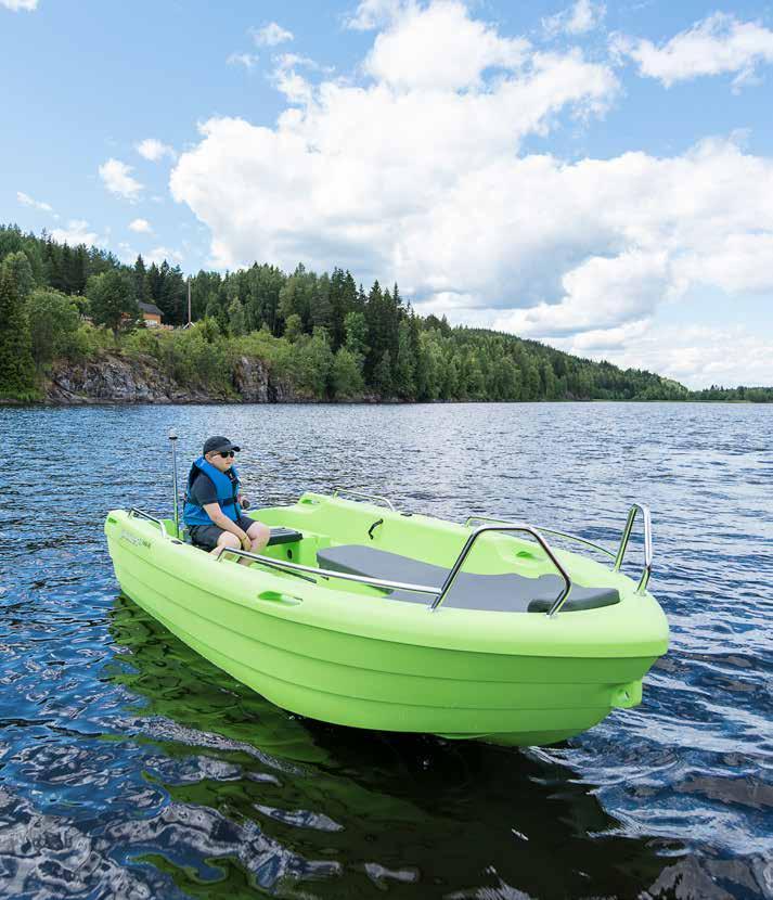 PIONER 12 MAXI TINKIMÄTÖNTÄ TURVALLISUUTTA Pioner 12 Maxi on moderni ja turvallinen vene, jonka käyttöalue on laaja. Se on itsetyhjenevä, liukuu kevyesti ja kulkee varmasti ja vakaasti.
