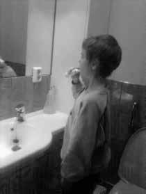 Kuva 18. Hauska vääristynyt peilikuva. Pekka: Siinä mää pesen hampaita. Ku näyttää kaapista tuon varjon, niin näyttää ku ois pitkä tästä näin (lapsi näyttää kaulan kohtaa) naurua.