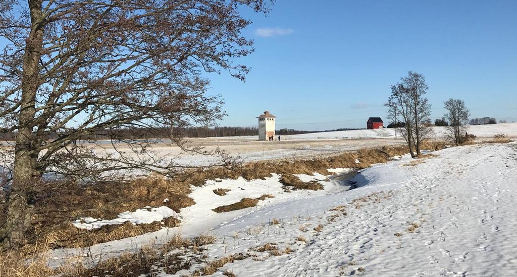 Hirvikallion lakialue on virkistyskäytössä Nuppulinnassa, talvisin radan pohjoispuolisilla peltoaukeilla kulkee latu.