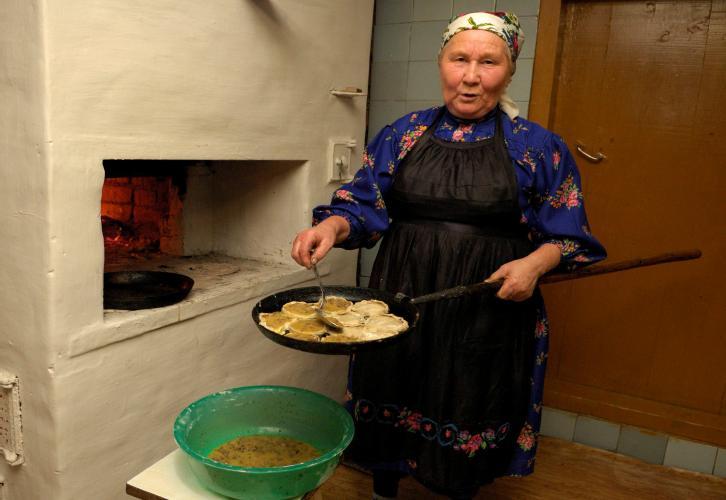 hantin kielestä ja sen itä-, länsi- ja pohjoismurteista.