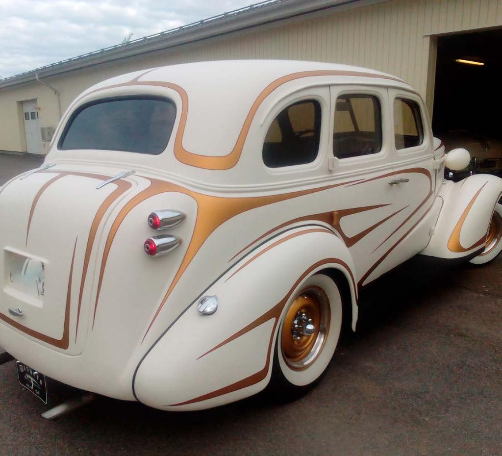 3 4 MS Street Artin omistajan Markus Salinin maalaama Chevrolet Fleetline -51 ja SMV vaunu -69 on katseita keräävä yhdistelmä.