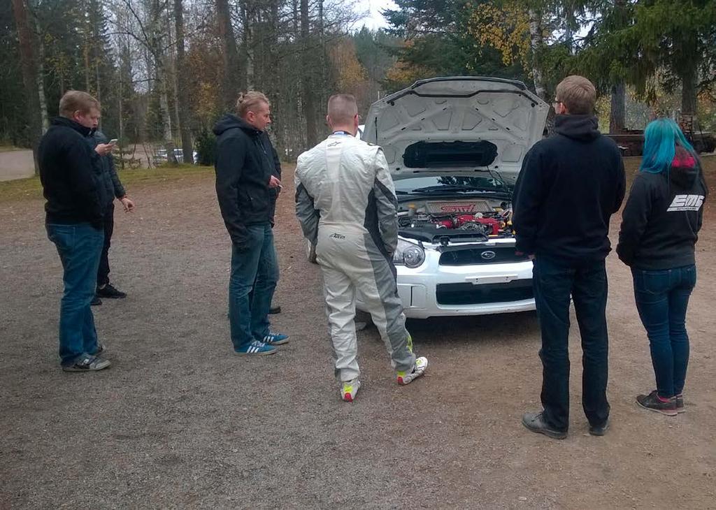 Ajovuoroa odotellessa paistettiin "rallimakkarat" ja vertailtiin kokemuksia. Huima kokemus, vauhtia ja vaarallisia tilanteita riittämiin.