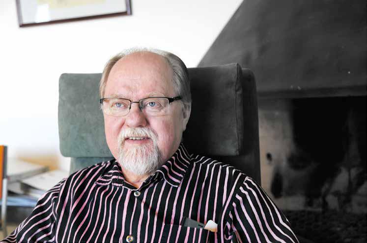 Työnkuva monipuolistuu Martti Asikainen aloitti Suomen Pipliaseurassa koulutussihteerinä 1.8.1985. Tehtäviin kuuluivat raamattukoulutus ja Raamattuun liittyvien materiaalien laatiminen.