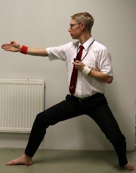 13 TUOMARIMERKIT SHōBU IPPON, HAJIME Ottelun aloitus. Päätuomari odottaa ottelualueen ulkopuolella musubi dachissa.