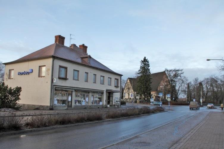 Hyvärisen talo, jossa toimi yksi Lempäälän ensimmäisistä sekatavarakaupoista. Hyvärisen talon vieressä on Säästöpankin liikerakennus 1950-luvulta.