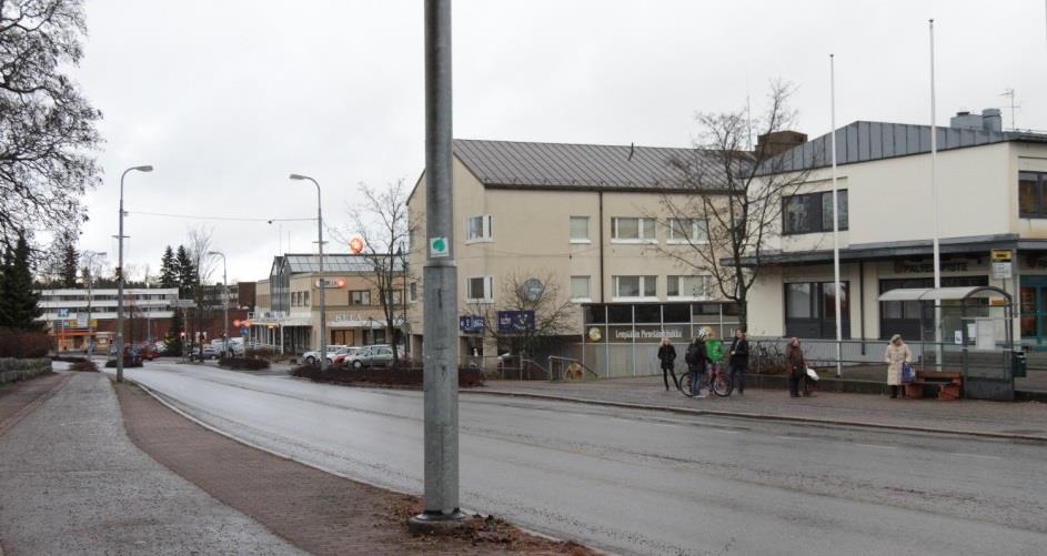 Yhtenäisen kokonaisuudesta tekevät samansuuntaiset ja samaa kokoluokkaa olevat ja muodoltaan yhtenevät rakennusmassat, sama räystäskorkeus, hillitty vaalea väritys ja katetut näyteikkunat
