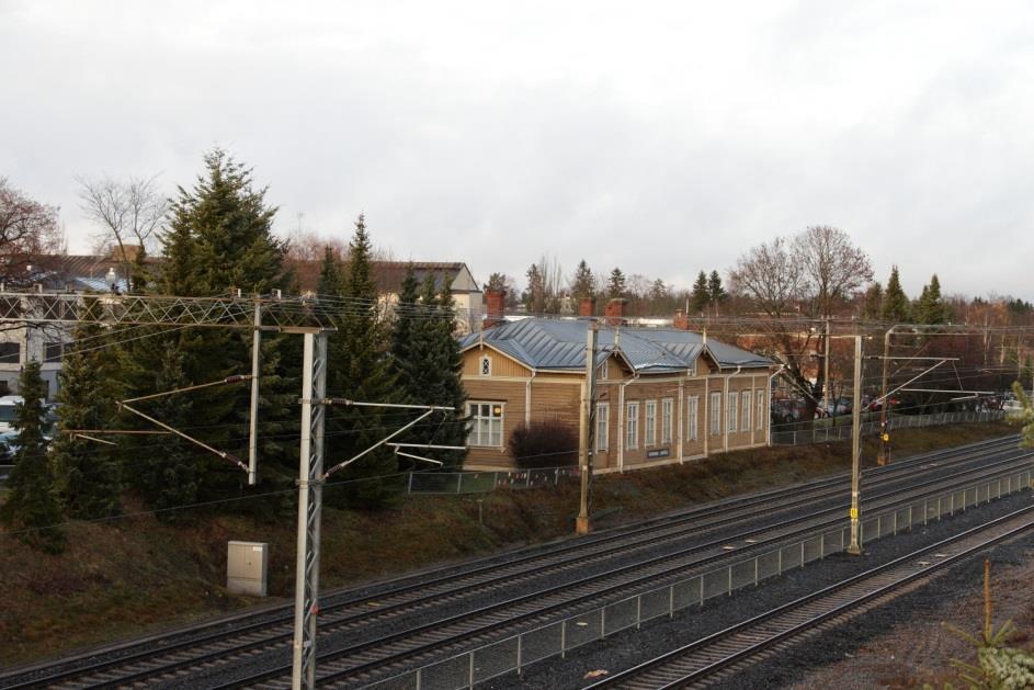 FCG SUUNNITTELU JA TEKNIIKKA OY Raportti 28 (37) 3.3 Radan varren kaupunkikuva Radan varren kaupunkikuva muodostuu vanhasta asemarakennuksesta ja laiturirakenteista kummallakin puolen rataa.