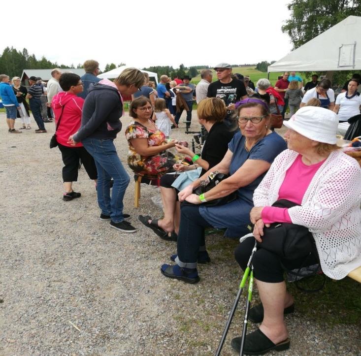 Ennen Jyväskylää käytiin Pandan tehtaalla Vaajakoskella, josta jatkettiin matkaa Jyväskylään Käsityömuseoon. Sieltä siirryttiin Toivolan Vanhalle Pihalle, jossa oli ruokailu ja tutustuminen mm.