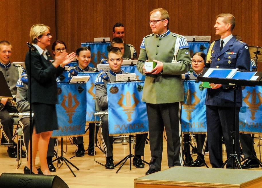 Sotilaskotiliitto juhli konsertissa Järvenpäässä Sotilaskotiliiton 100-vuotisjuhlakonsertti oli huhtikuun lopulla Järvenpää-talossa. Lippuja oli jaettu yhdistyksille jäsenmäärän mukaan.