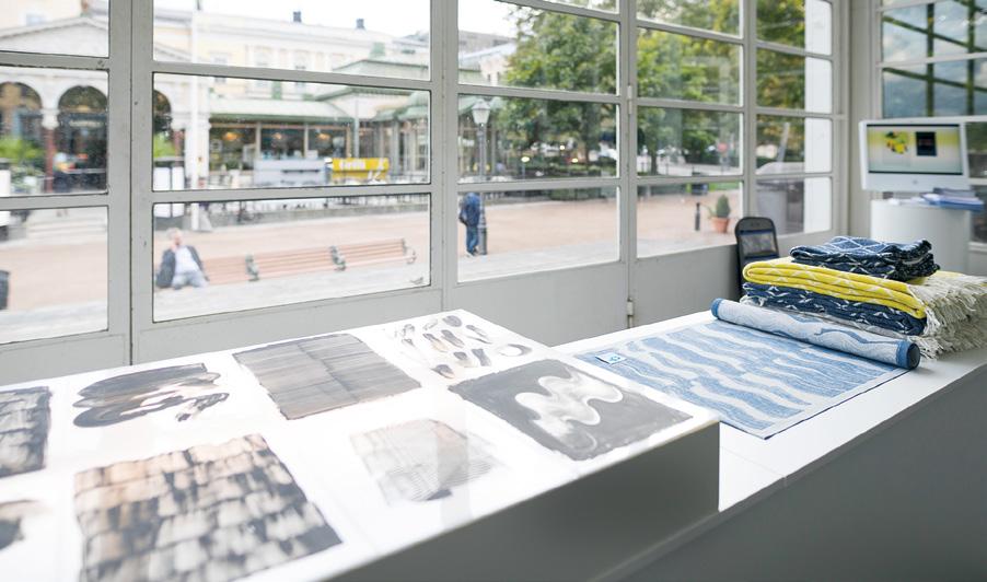 Muotoiluviestintä ja -markkinointi 1 / Kilpailut ja palkinnot Vuoden nuori muotoilija VUODEN NUORI MUOTOILIJA -palkinnon sai tekstiili- ja pintasuunnittelija Reeta Ek.