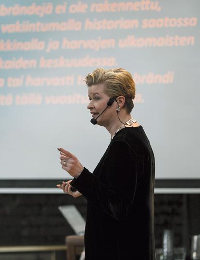 2017 Kellohalli, Helsinki ENSIMMÄISEN DESIGN FORUM TALKIN asiantuntijapuheenvuoroissa pohdittiin kasvun haastetta eri näkökulmista: kansantalouden kannalta, yritysten brändi- ja designosaamisen
