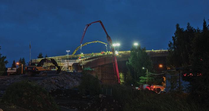 Suomen suurimmat betonisillat Laitaatsalmeen 3 3, 4 Eteläinen silta valettiin yhtäjaksoisesti maanantaiaamusta perjantai-iltaan myös öisin.