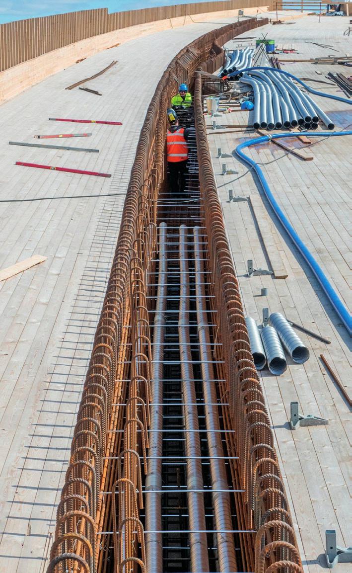 Suomen suurimmat betonisillat Laitaatsalmeen 8, 9 Palkit ovat erittäin tiheään raudoitettuja. Valajien työskentelyyn ahtautta tuovat lisäksi jänteiden suojaputket.