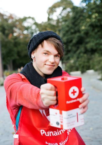 Näin keräät lippaan täyteen Hae katsekontaktia ihmisiin. Hymyile, jos se tuntuu hyvältä.