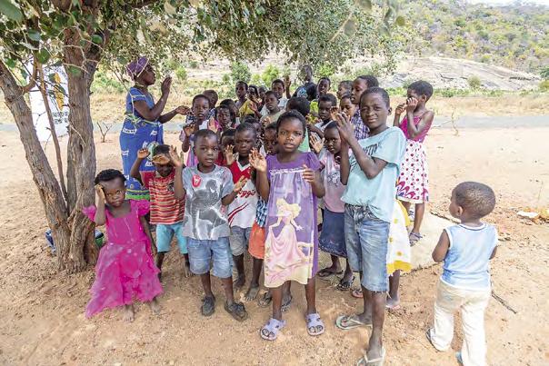 TEKSTI: ANTTI SIUKONEN KATSO MUISTITIKULTA LASTENLAULUVIDEO Äidin sylissä kouluun Kun naisten lukutaitoryhmä kokoontuu Chiumbangamen kylässä, vieraiden vastaanotto on korvia huumaava, iloa