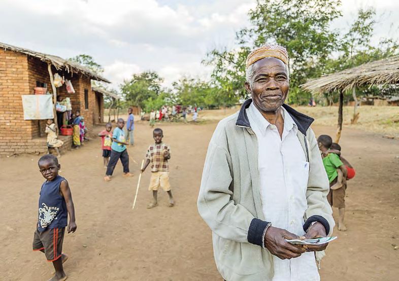 Kyläpäällikkö Bakal Kolokolla on päätösvalta kylänsä asioista. Naiset kantavat päävastuun perheen arjesta. TEKSTI: SATU TOUKKARI Elämää Malawijärven jaokylissä Kiitos Jumalalle!