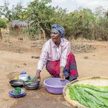 Allekirjoituksena sormenjälki lukutaidottoman leima Eni Amadu on 39-vuotias seitsemän lapsen yksinhuoltajaäiti malawilaisen Chingwenyan kylästä. Hän on oppinut lukemaan vasta keski-iässä.