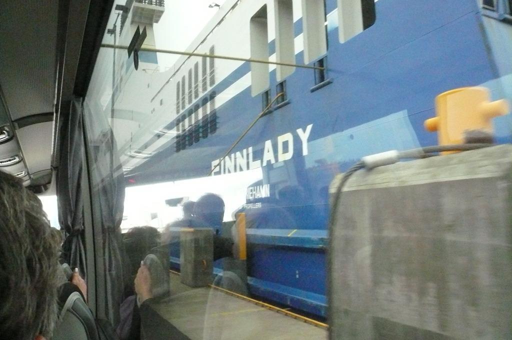 Ensi kerran sitä pääsi laivan kylkeen bussilla ja hissillä laivaan.
