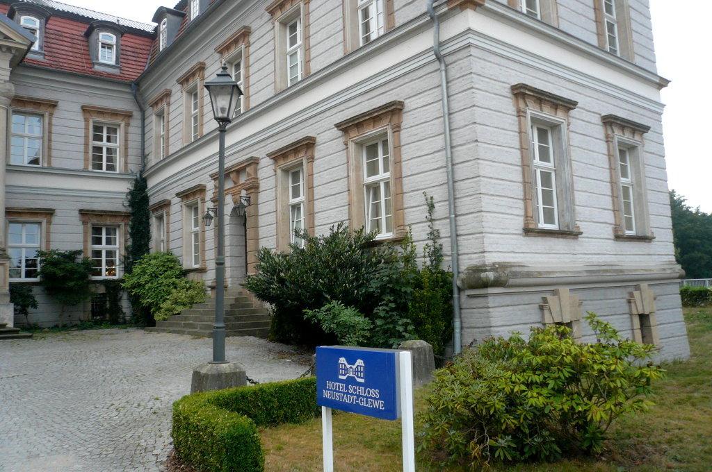 oli kylpyhuoneeseen ja samalla