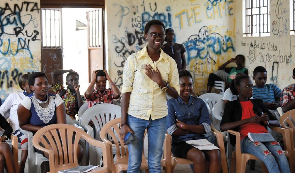 Englanti on yksi Ugandan virallisista kielistä, ja Pakolaisapu järjesti englannin opetusta eri tasoryhmille. Eteläsudanilaiset pakolaiset olivat huomattavin yksittäinen opiskelijaryhmä.