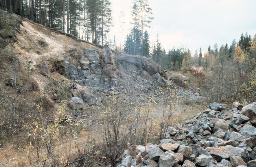 Säteilyturvakeskus URAKKA 36(42) Kuva L1.4. Paltamon Nuottijärven esiintymän puhkeama syksyllä 1999 (yläkuva) ja kesällä 2006 (alakuva).