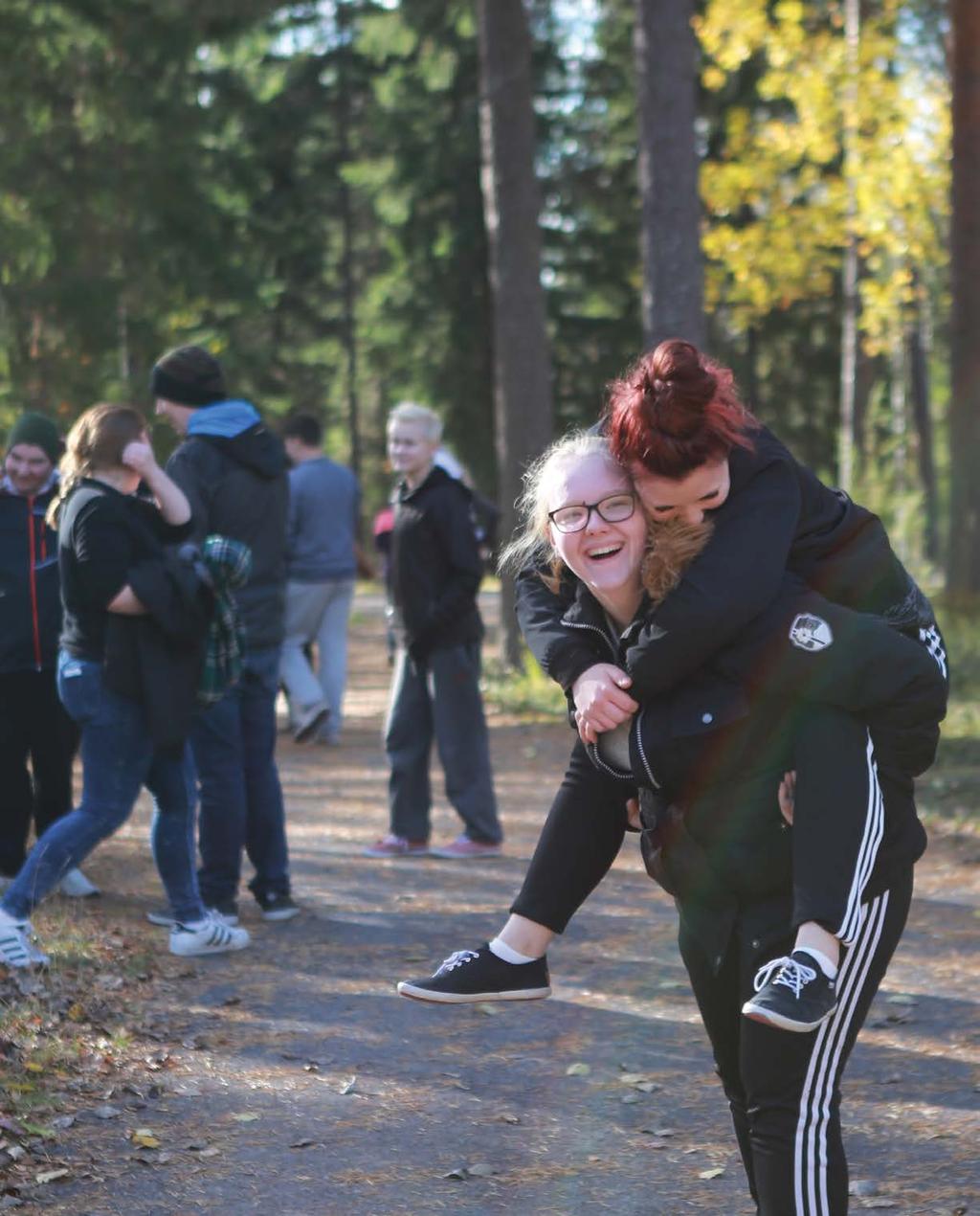 Nuoren puolesta rukoillaan ja hänet siunataan. Kaste ja konfirmaatio liittyvät siis läheisesti yhteen. Tästä syystä toivommekin, että konfirmaatioon osallistuisi yksi tai useampi nuoren kummeista.