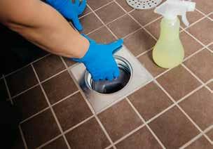 Esimerkiksi vanha tiskiharja on hyvä apuväline. Lattiakaivo Lattiakaivon puhtaanapito katkaisee bakteerien reitin viemäristä kylpyhuoneeseen.