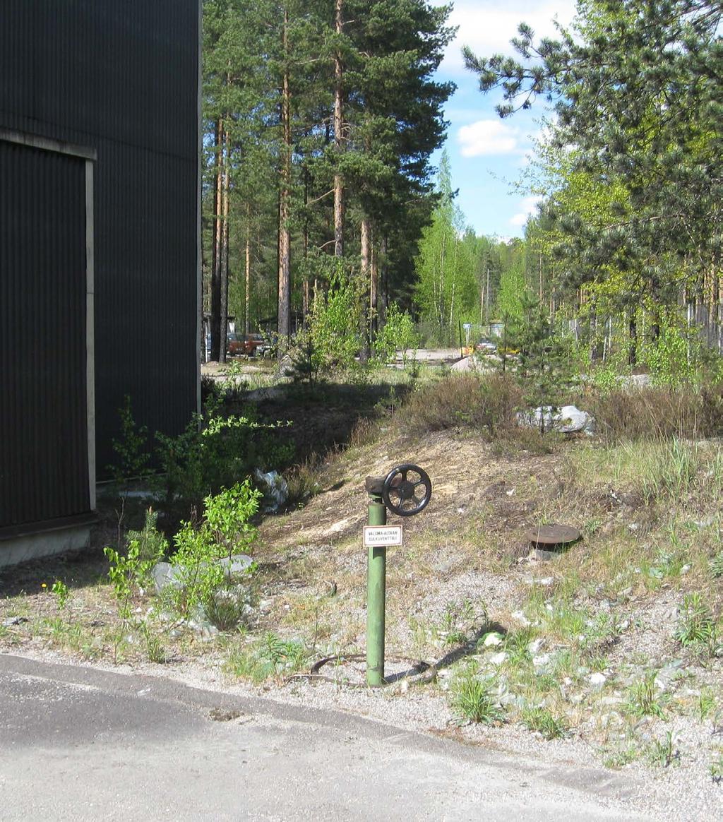 tulee myös olla vähintään 0,2 m kerros hiekkaa. Koko rakenne on peitettävä riittävällä suoja- ja salaojakerroksella.