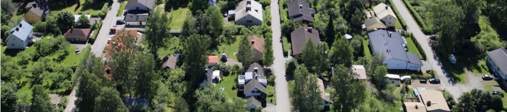 Ukonpuiston länsi- ja pohjoispuoli on pientaloasutusta ja itä-eteläpuoli rakentamatonta metsämaata.