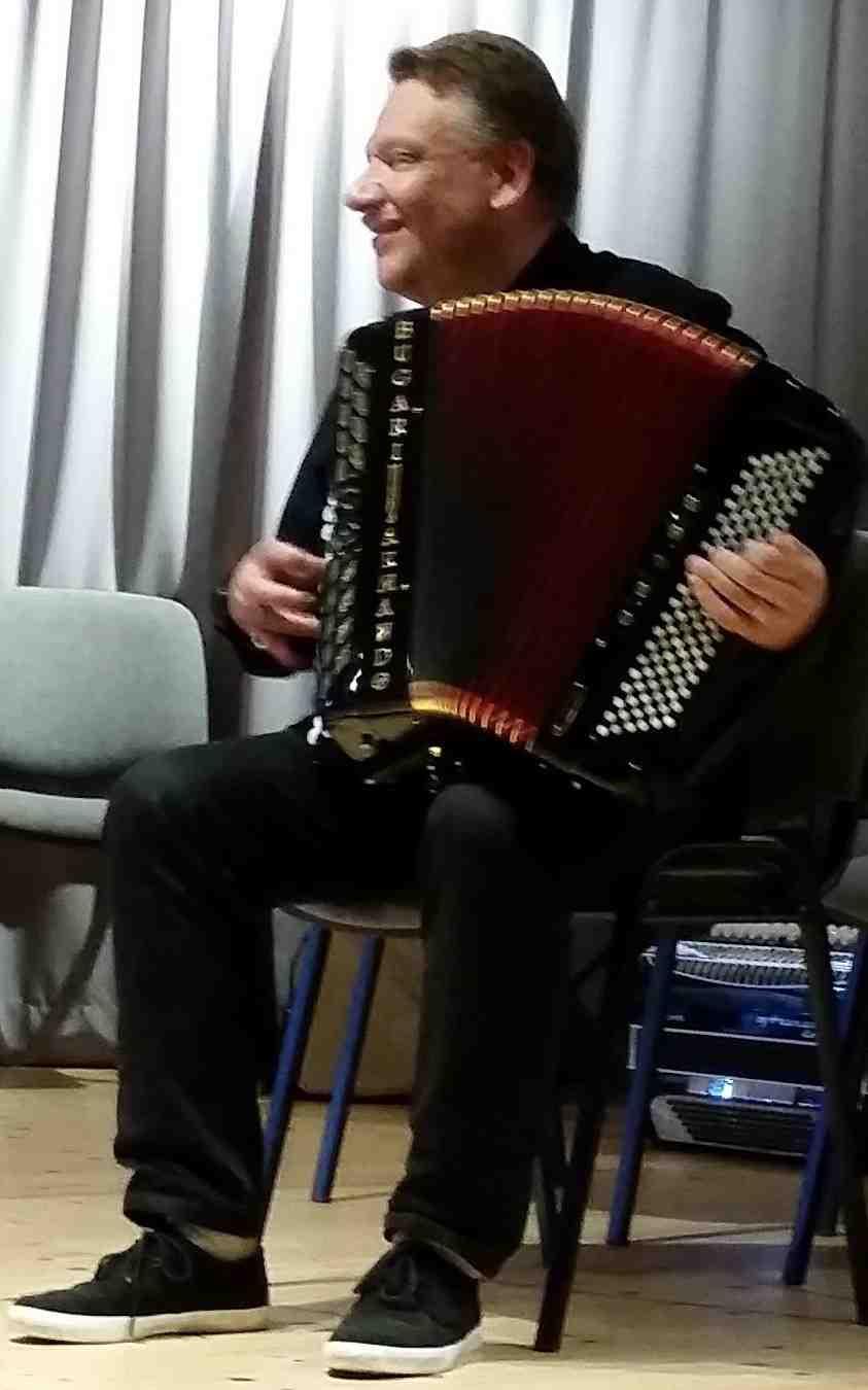 Musiikkipäivät ovat jokavuotinen tapahtuma ja se kerää kansaa Suomituvan täydeltä. Lauantain Karaokekonsertia kuulemassa oli noin 70 henkeä. Saman illan Karaoketansseissa pyörähteli sama määrä.