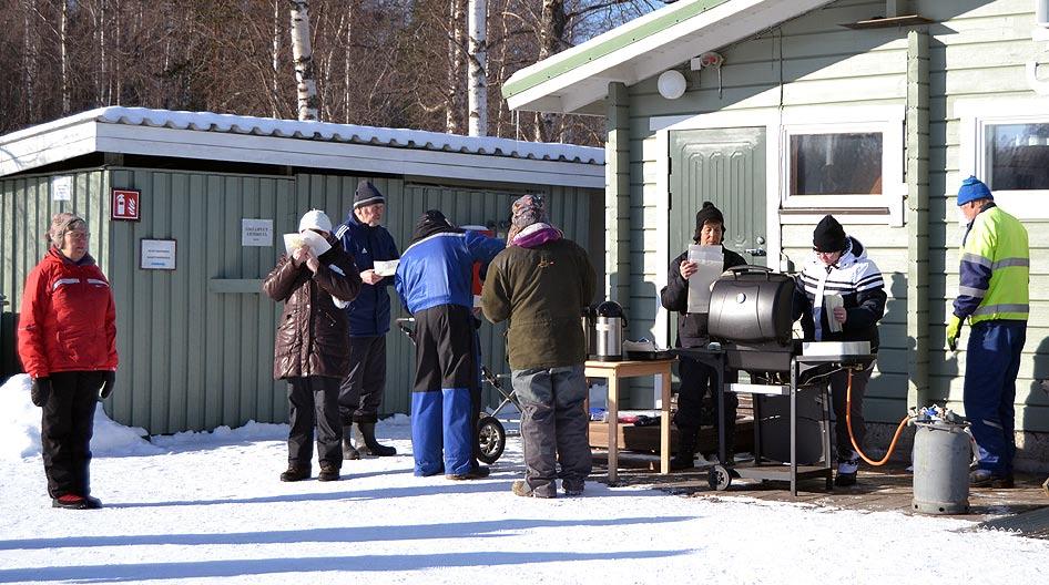 Makkaragrillillä paistui monta lenkinpätkää ja hyvin ne