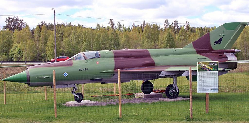 Taksikyydillä Tuulosen kauppakeskukseen Kauppakeskus Tuulosen viereisellä niityllä on nähtävänä kaksi lentokonetta. Kuvassa on toinen näytillä olevista, venäläinen suihkuhävittäjä.