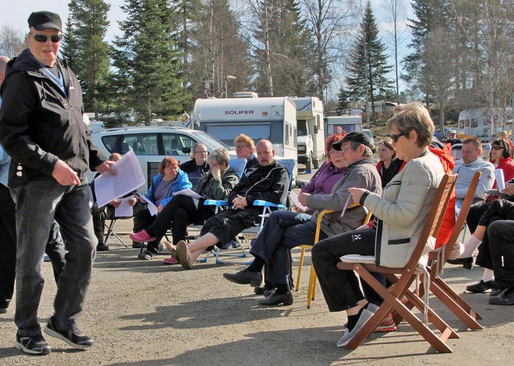 Kausipaikkalaisten kevätkokous pidettiin Saunatuvan edustalla. Osanottajia alkoi kerääntyä lämpimään auringonpaisteeseen hyvissä ajoin ennen aloitusta.