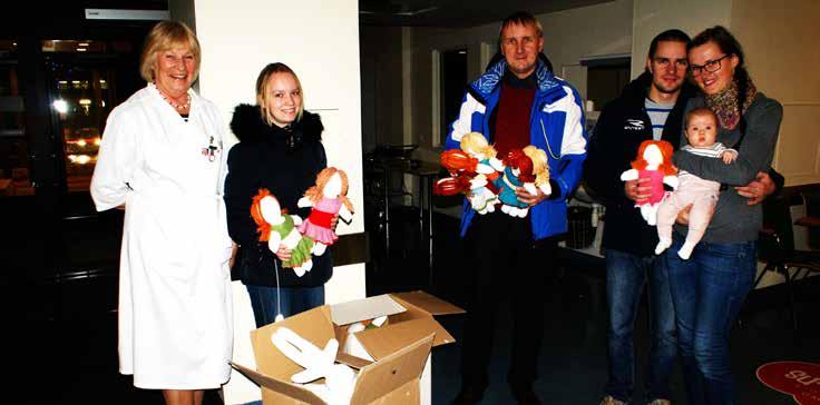 14 HEAD TEOD 15 000 nukku Kiwanisklubilt Peeter Voomets ja tema tütar Annabell Keila Kiwanise klubist (pildil keskel) tõid jõulude eel haiglale kingiks viisteist suurt kasti valgeid riidenukke, mis