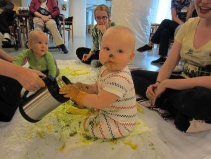 Vauvojen värikylvyt Vauvojen värikylpy on vauvaperheille suunnattua kuvataidetoimintaa.