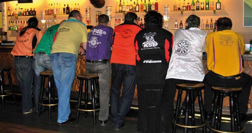 Darts-muisteloita Karstulassa Kevätauringon lämmittäessä vietettiin lauantaina 9.4.2011 vanhojen darts-jyyrien kokoontumiskisapäivää Karstulan Bar Agavessa.