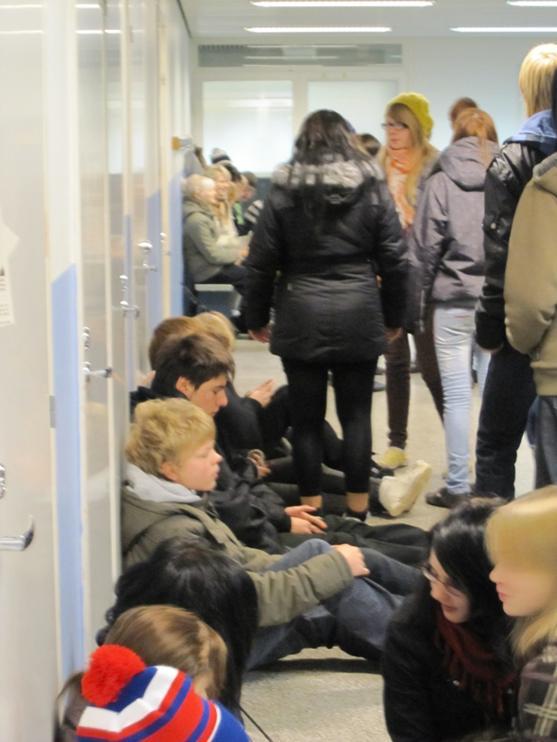 Kysymysten vyyhti Koulun toimintakulttuurin ydin: yksilökeskeinen pedagogia, opettajaoppilas relaatio polttopisteessä yksilöarvioinnin vuoksi. Ei oikein huomata, että oppiminen tapahtuu ryhmässä.
