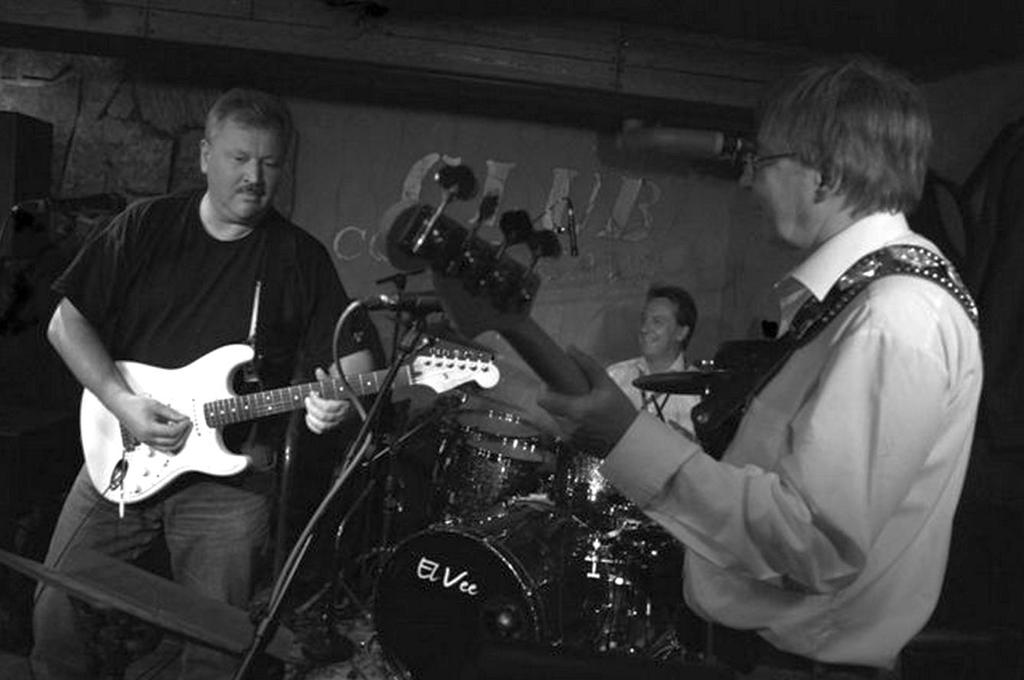 Muita työyhteisömme orkestereita Professors Rock 2009 konsertissa Old Cockissa Lappeenrannassa soitin yhtyessä 4 Rock!