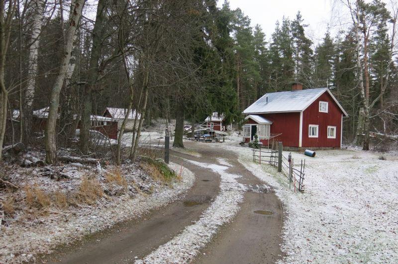 Toimenpidesuositukset kulttuurihistoriallisten arvojen säilymisen kannalta tärkeää on: - Avoimen peltomaiseman reunalla sijaitsevan asuinrakennuksen ja sitä ympäröivän pihapiirin aseman ja niiden