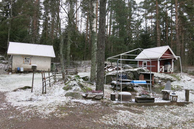 Kartta: Kangasalan kunta, karttapalvelu. Kuvaus Pihapiiri sijaitsee Joutsiniementiestä itään erkanevan lyhyen pihatien päässä.