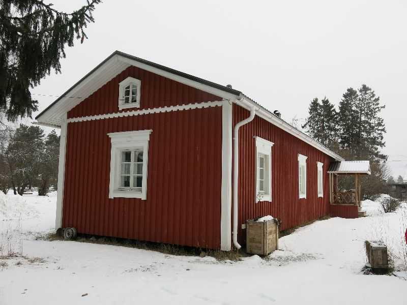23 / 48 Ympäristöarvo Arvojen perustelu Arvoluokka maisemallisesti keskeinen sijainti Rakennusperinteiset arvot: 1700-1800-lukujen taitteessa, kahdessa vaiheessa paikalleen siirretty hirsirunkoinen
